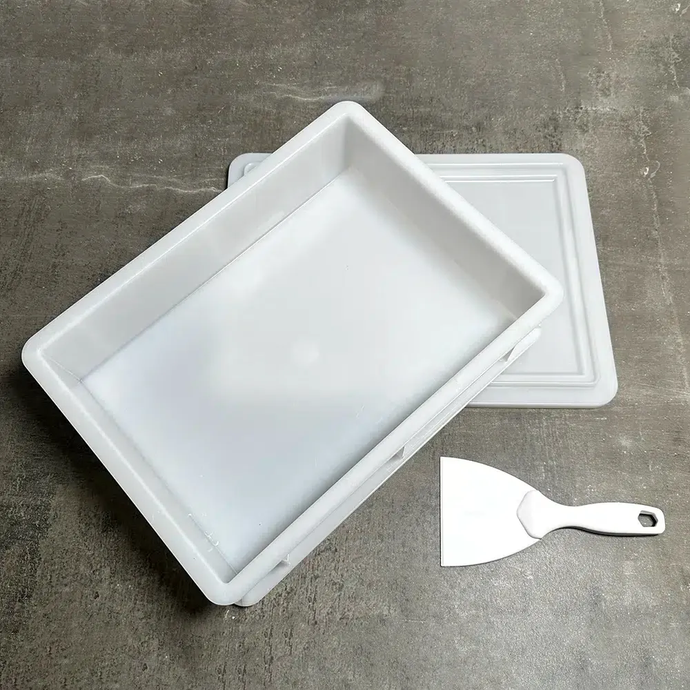 Hevekasse med hvit deigspade